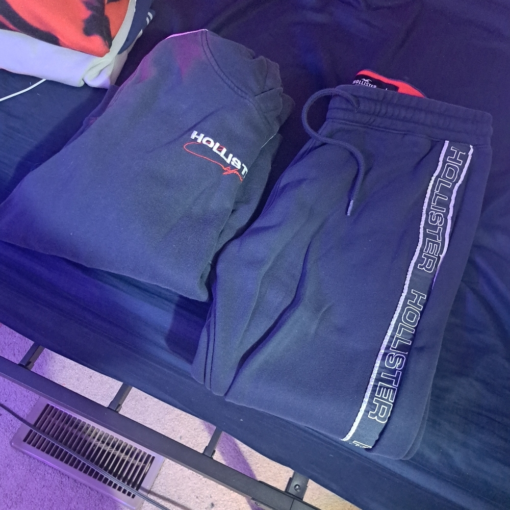 Young mens Hollister jogging outfit